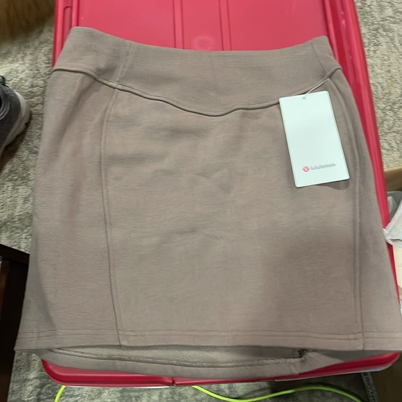 Lululemon Scuba HR Mini Skirt, tannish brown .lululemon so cute NEW HAS TAG - Picture 6 of 7